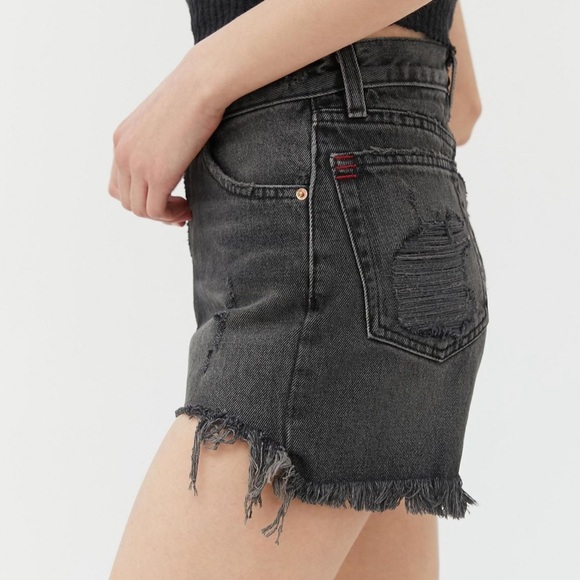 BDG Girlfriend Washed Blacked Distressed raw Hem
High-Waisted Denim Shorts 29 - Picture 12 of 14